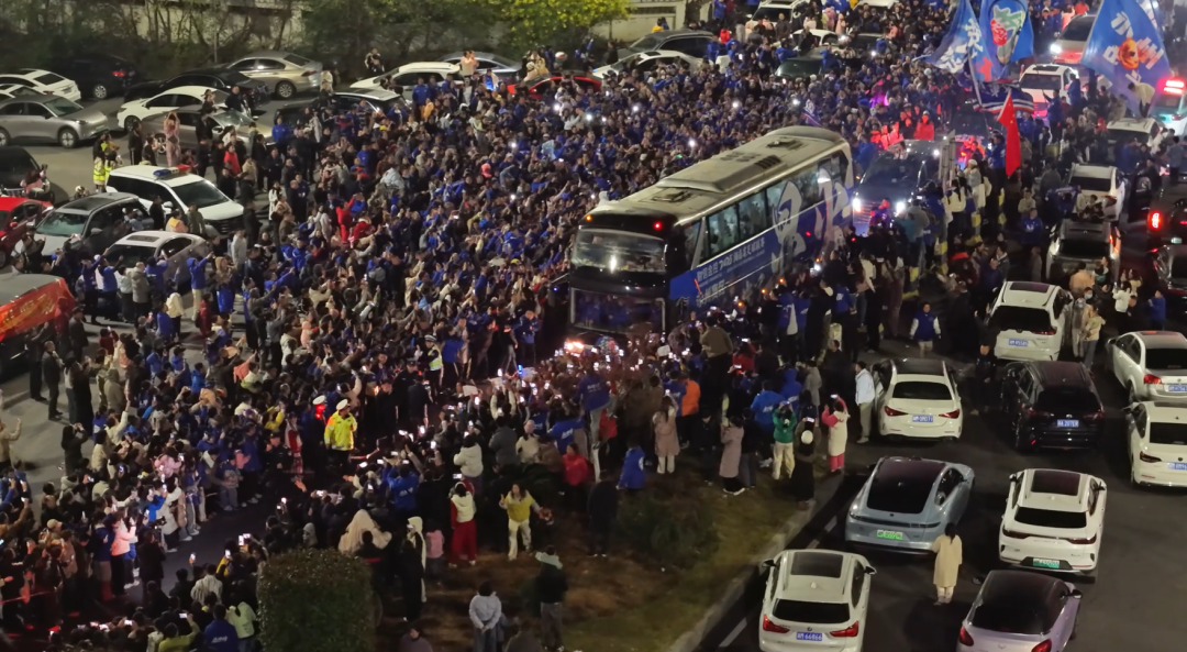 九游互动体验_球迷回归球场助威